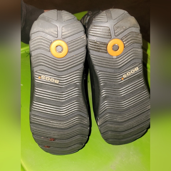BOGS YOUTH SIZE 2 - Picture 5 of 5